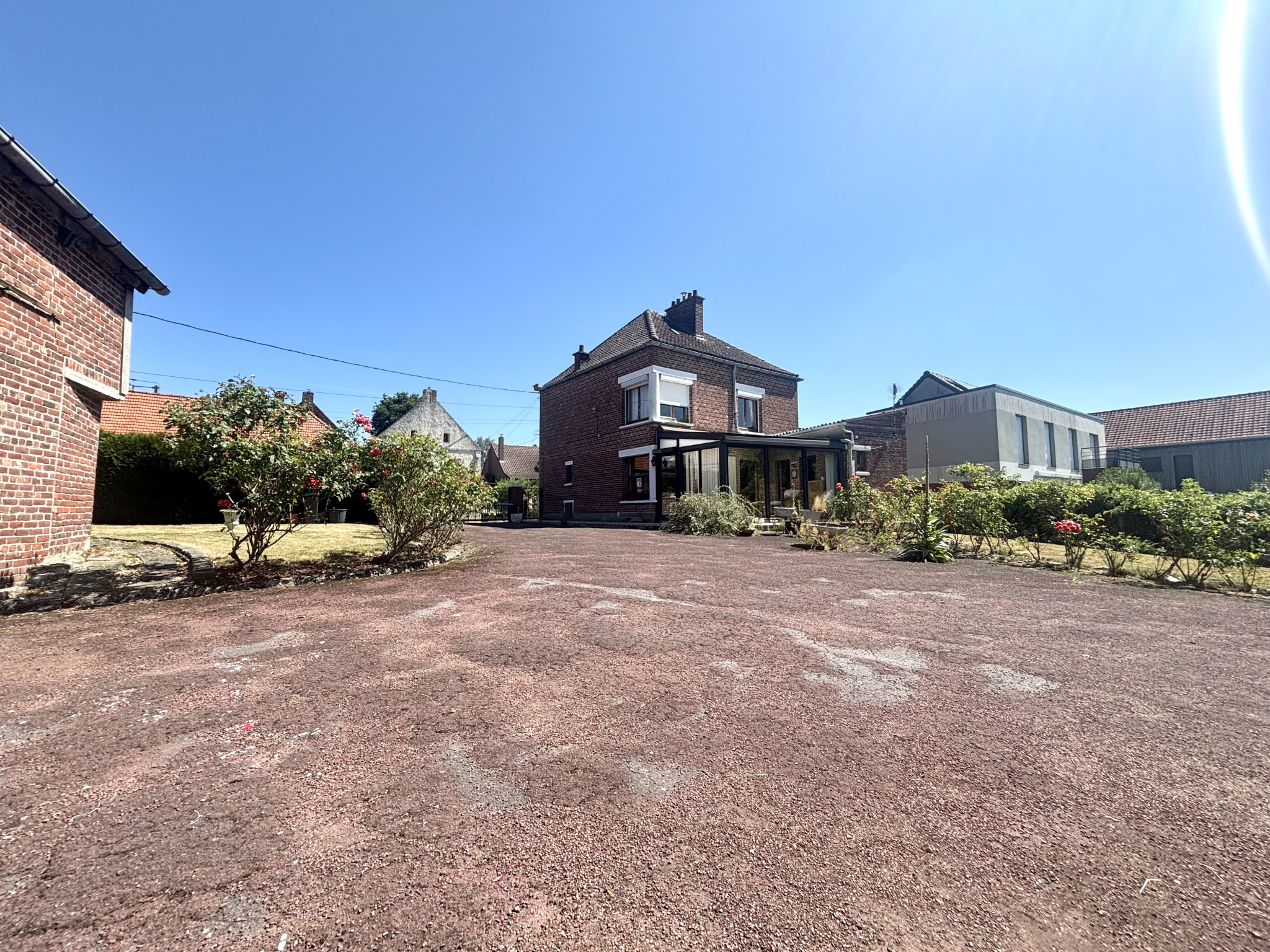 Ensemble immobilier sur plus de 2 200 m2   Fort potentiel   Bersée