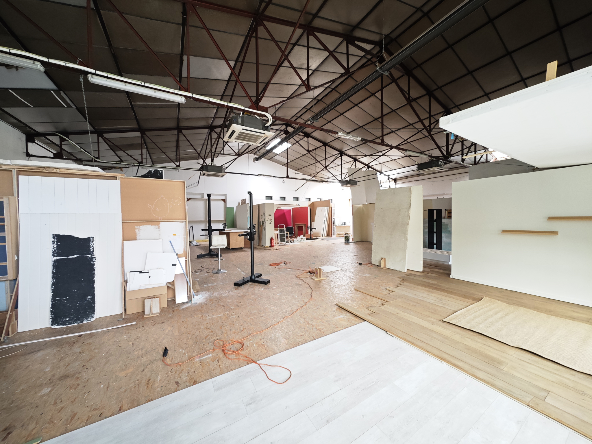 À VENDRE ENSEMBLE IMMOBILIER PROFESSIONNEL DE 4 060 M2 SUR 5 506 M2 DE TERRAIN